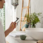 Homme préparant un rasage doux dans une salle de bain lumineuse